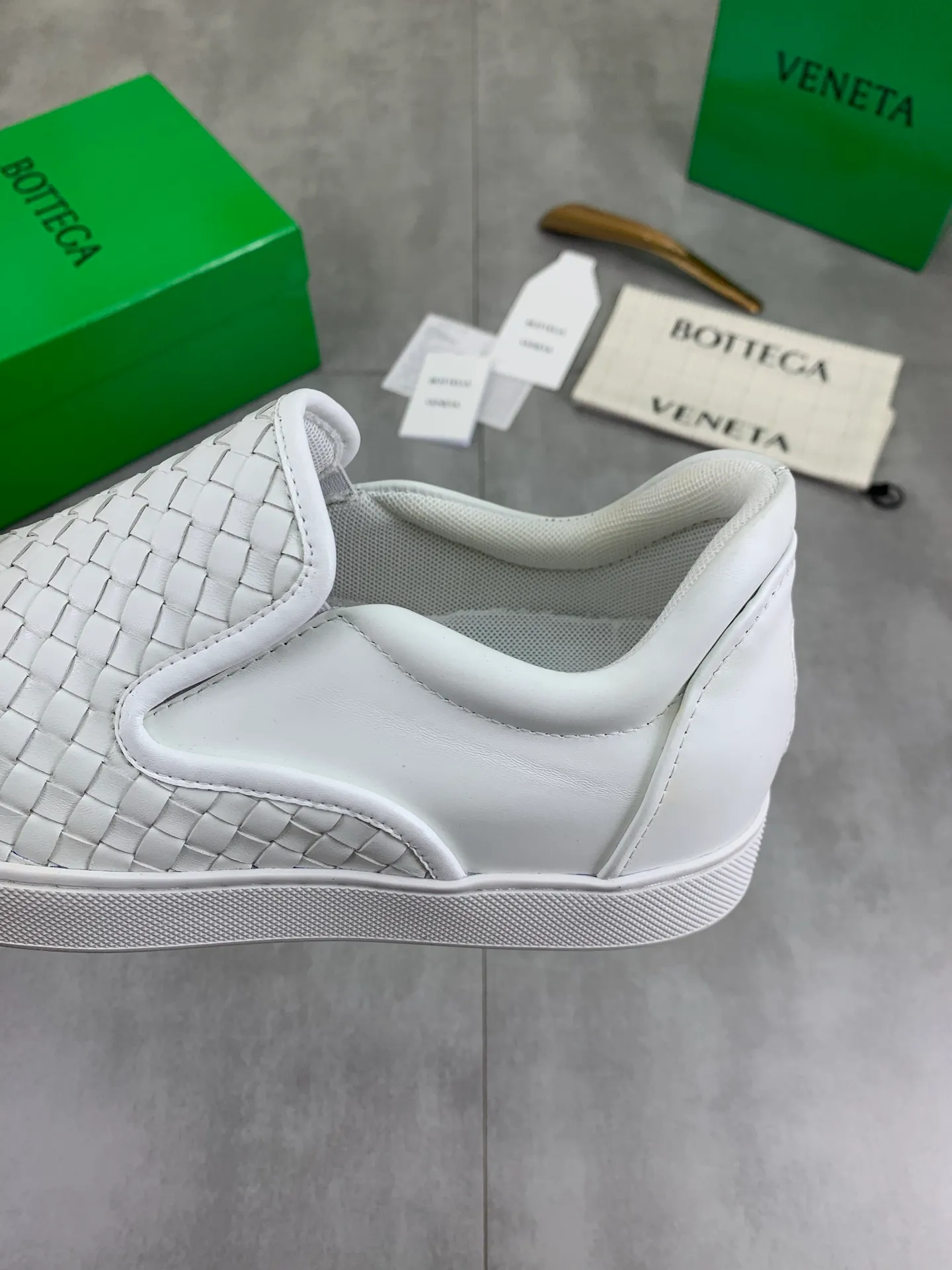 Factory price P720 💰Top quality💎💎💎 BOTTEGA VENETA official website synchronous couple👫The latest top version of the highest version of BV high-top casual shoes in the market, accept material comparison, shoe type comparison, process comparison, practical and textured, versatile, suitable for any occasion, the more you look at it, the more flavorful it becomes. Pure hand-woven craftsmanship - upper material, imported original woven calfskin - high-quality water-dyed cowhide inside - original private model customized outsole -Size: male 39-44 (customized 38 45 46) female 35-39 (customized 34 40 41) Comes with original BV green box, complete packaging.